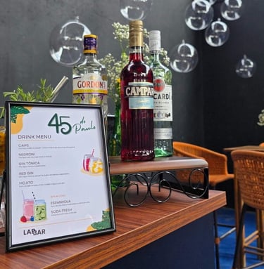 Open bar colorido com drinks para festa de aniversário