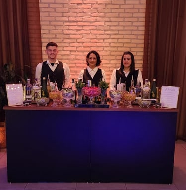 Open bar elegante com bebidas e barman em evento corporativo