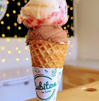 Helado de fresas con crema y chocolate