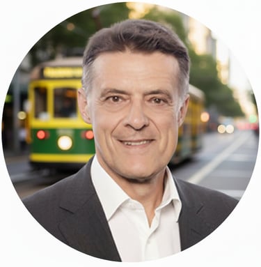 Alain Croset devant les tramways de Melbourne