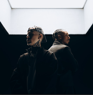 Pedro Qualy e Sotam no videoclipe da música Tarôs