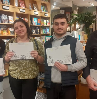alain surina qui remet des diplomes shark education club chez nature et découvertes