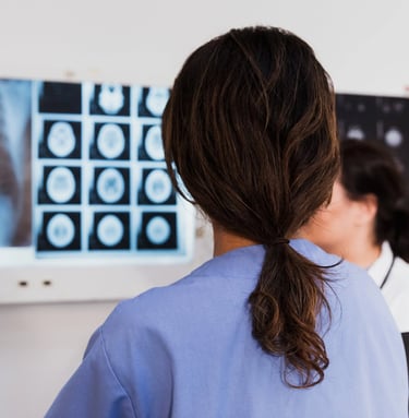 Arzt bei Untersuchung von Röntgenbildern – meta radiologie