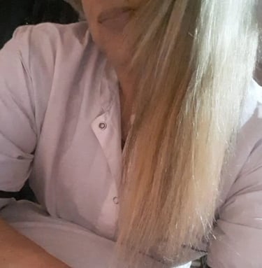 Retrato de Ariadna vistiendo chaqueta blanca profesional en su espacio de masajes en Almagro.