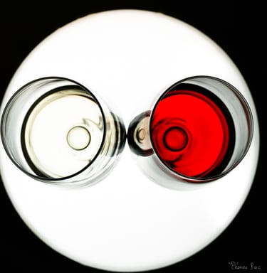 Un verre de vin blanc et un verre de vin rouge vus de dessus rétroéclairés
