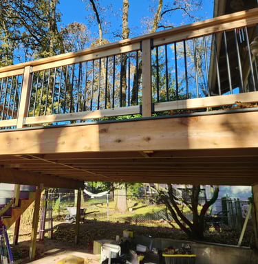 Cedar handrail with aluminum spindles