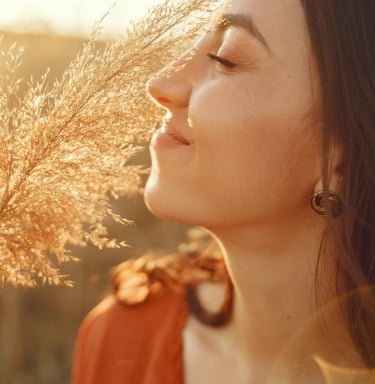 femme qui est apaisée qui respire et sourit