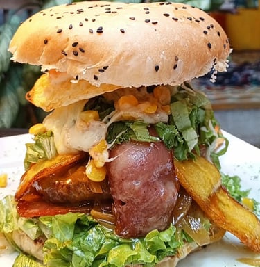 Hamburguesa en Café Antaños Montenegro Quindío