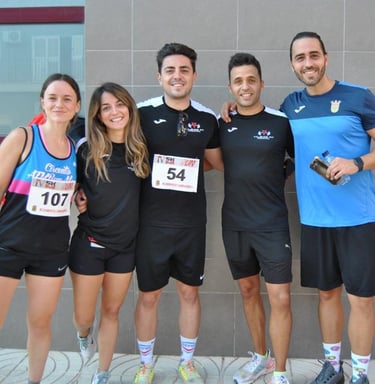 Grupo de gente haciéndose una foto después de la carrera