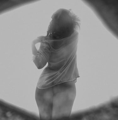 Mulher de costas, seminua, vista por um espelho em formato de losango