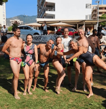 Atletas posando para una foto en el campeonato de la travesía Rototom