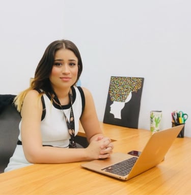 psicologa profesional sentada en su oficina