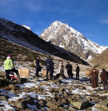 Plan large du tournage du film du l'épopée du pic. Scène du transport de la Coupole Baillaud  