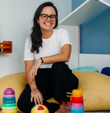 Profissional da área infantil dedicada ao cuidado e evolução do desenvolvimento na primeira infância