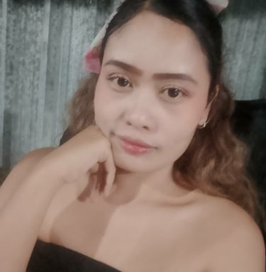 Lady with hand placed on chin