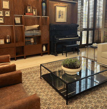 Estantería de madera con iluminación y piano decorativo | KARÄNA