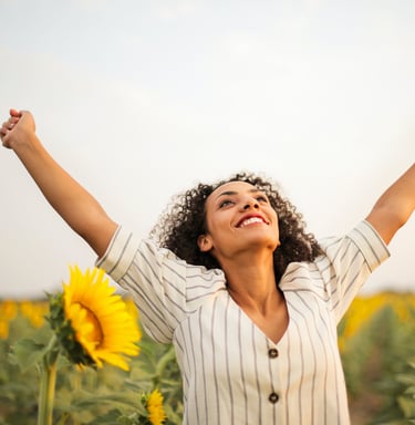 femme en bonne santé qui lève les bras vers le ciel