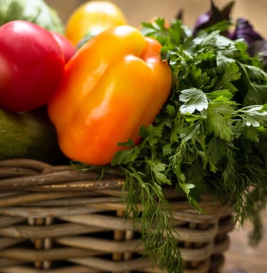 un panier de légumes frais 
