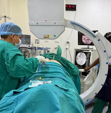 Imagen intraoperatoria que muestra al dr. tafur, medico neurocirujano, realizando un bloqueo nervios