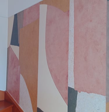 Revêtement mural avec plusieurs formes multicolores, réalisé par Entreprise Couleurs Bassin