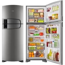 Geladeira aberta com alimentos frescos representando os serviços da Perfeição Refrigeração