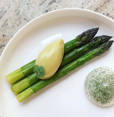 Entrée gatsrnomique asperges sudachi espuma risotto