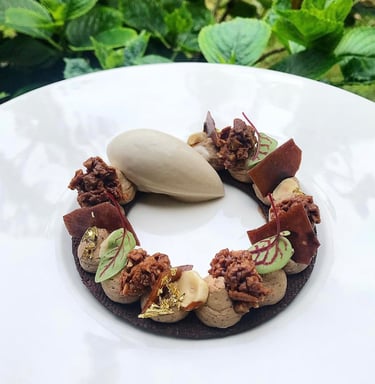 Dessert gastronomique chocolat cèpes noisettes