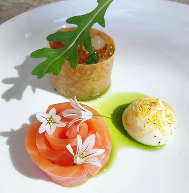 Entrée gastronomique saumon fumé citron roquette