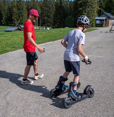Activités de découverte du ski electrique skwheel en famille avec l'ESF Autrans dans le Vercors