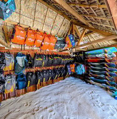 Équipement de kitesurf récent à l'école Ocean Lodge, Baie de Sakalava. Ailes et planches de l'année.