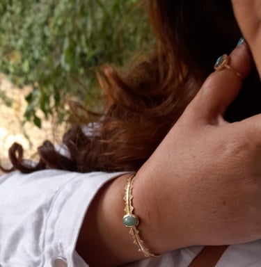 Bracelets en plaqué or et pierres semi-précieuses