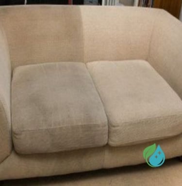 Canapé beige, noirci avec le temps, qui à été nettoyer à moitié pour montrer l'impact d'un nettoyage par NetT