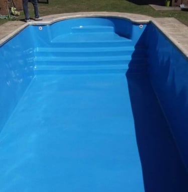 Plastificado Masterplas aplicado a las escaleras de la pileta de hormigón. Uniformidad y sellado total.
