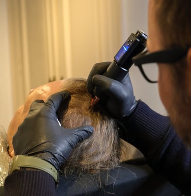 un homme qui réalise une densification capillaire