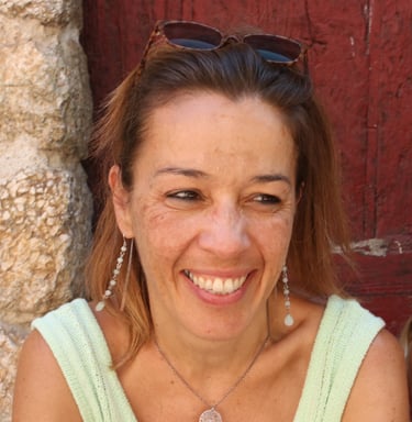 Photo de Nadège AVIT, coach en épanouissement, souriante, prête à répondre aux questions