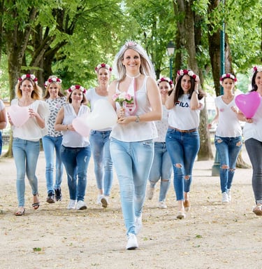 photo d'un groupe lors d'un enterrement de vie de jeune fille ou evjf. dans un parc avec des fleurs