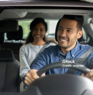 Un chauffeur de taxi et une cliente souriants