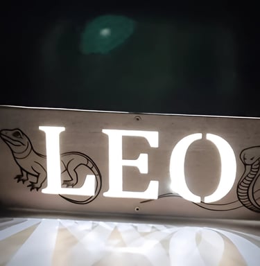 caja de madera con luces y grabado personalizado