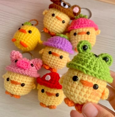 pollitos tejidos a crochet, con sombrerito