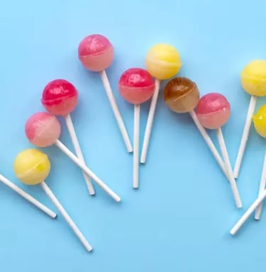 Dulce variedad de paletas de caramelos con y sin chile