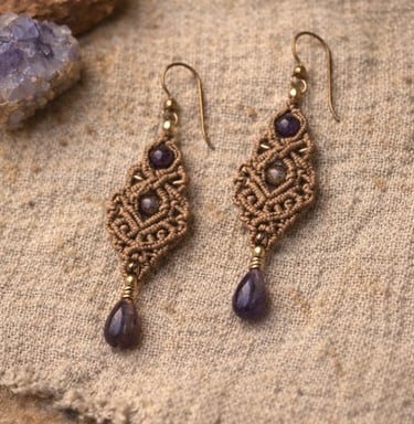Pendientes de macramé boho hechos a mano con cuentas de amatista violeta.