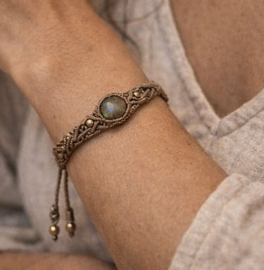 Pulsera de macramé boho hecha a mano con una piedra preciosa de labradorita y cuentas de latón.