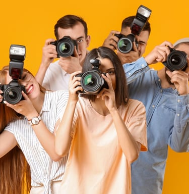Plusieurs personnes tenant un appareil photo