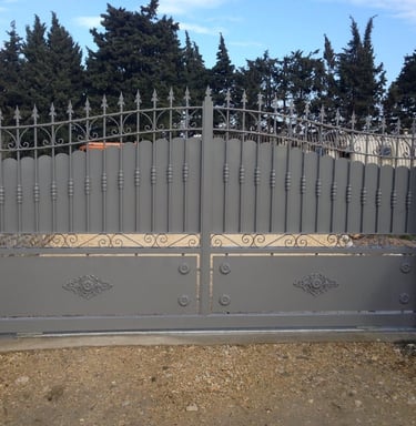 Portail acier battant style fer forgé sur mesure