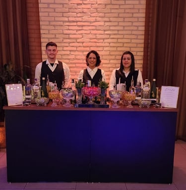 Open bar elegante com bebidas e barman em evento corporativo