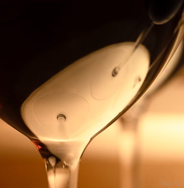 Reflets de pieds de verre de vin dans un verre de vin