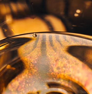 Rangs de vigne dans un verre de vin blanc
