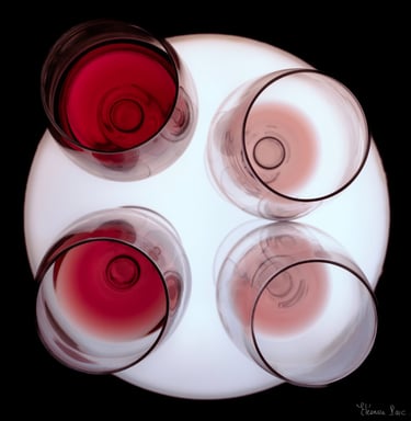 Quatre verres de vin rouge vus de dessus en dégustation