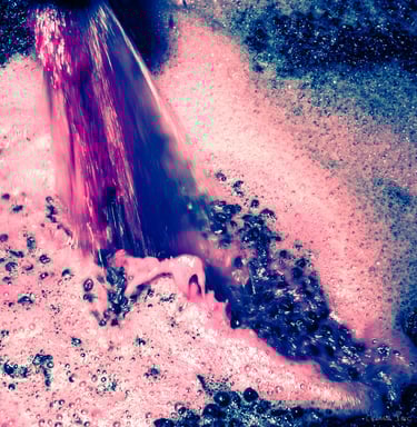 Jet de vin écumant, mouvement alchimique dans le processus de vinification.