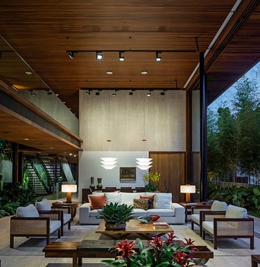 sala com pé direito duplo e forro de madeira